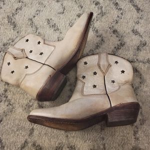 White Bed Stu boots